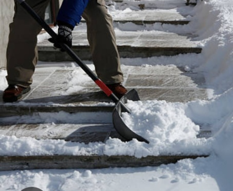 Лопата для снега. Уборка снега. Скребок для снега fiskars snowxpert 1026791. Лопата для уборки снега. Расчистка снега вручную.